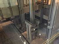 چاله آسانسور هیدرولیکی با چارچوب فلزی در پایین. این آسانسورتا 7 طبقه را پوشش می دهد.